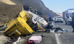 Erzincan’da can pazarı:  Tır ile ticari taksinin çarpıştığı kazada 4 ölü 2 yaralı