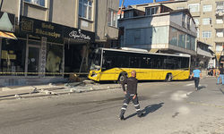 İstanbul'da belediye otobüsü kuaföre girdi: 6 yaralı