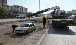 Kırıkkale'de otomobil orta refüje girdi: 2 yaralı