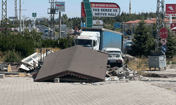 Nevşehir'de bir anda kontrolden çıkan tır iş yerine daldı