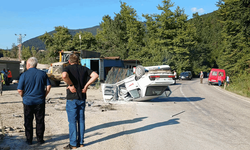 Sinop'ta kamyona çarpan otomobil takla attı: 2 yaralı