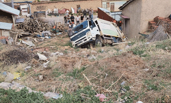 Afyon'da kontrolden çıkan çöp kamyonu bahçeye yuvarlandı: 1 yaralı