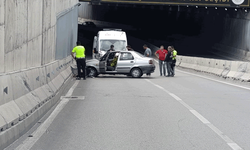 Afyon'da otomobil bariyerlere çarptı: 3 yaralı