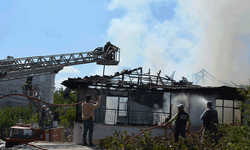 Antalya’da yangın: 2 katlı ev alevlere teslim oldu