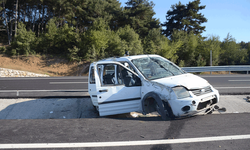 Bilecik'te lastiği patlayan araç refüje düştü: 4yaralı