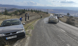 Bilecik'te otomobiller kafa kafaya çarpıştı: 2 yaralı