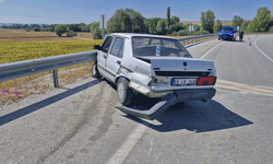 Çorum'da kontrolden çıkan otomobil bariyerlere girdi: 2 yaralı