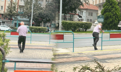 Eskişehir’de yürekler ağza geldi: Tramvay yolunda demirlerden atladı