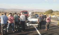 Gaziantep'te otomobil hurdaya döndü: 1 ölü, 7 yaralı