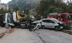 Hatay’da hafriyat kamyonu 7 araca çarptı: 4 yaralı