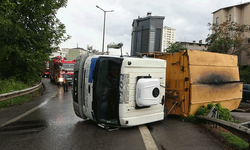 İstanbul'da virajı alamayan zift yüklü kamyon devrildi