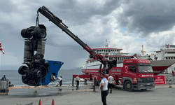 Kocaeli'de faciadan dönüldü: Freni boşalan tır denize düştü