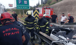 Kocaeli'de otomobil bariyerlere ok gibi saplandı: 1 ölü 2 yaralı