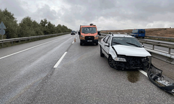 Sivas'ta kontrolden çıkan araç bariyerlere çarptı: 3 yaralı