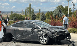 Uşak’ta iki otomobil çarpıştı: 1 ölü, 4 yaralı