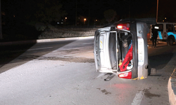 Afyon'da bir otomobil refüje çarparak takla attı: 5 yaralı