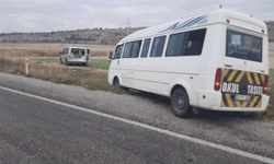 Afyon'da işçi servisi ile hafif ticari araç çarpıştı: Yaralılar var