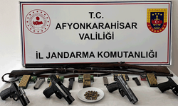 Afyon'da kaçak silah satmaya hazırlanırken jandarmaya yakalandı