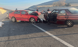 Afyon'da otomobiller kafa kafaya çarpıştı: 1'i ağır 3 yaralı