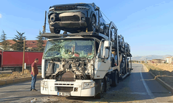 Afyon'da sıfır kilometre araçları taşıyan tır kazaya karıştı