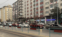 Eskişehir’de düğün konvoyu trafiği kilitledi