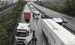 Sakarya'da kontrolden çıkan tıra yolcu otobüsü çarptı