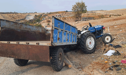 Adıyaman'da devrilen traktörün altında kaldılar