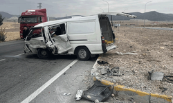 Afyon'da kontrolden çıkan minibüs refüje çarptı: 6 yaralı