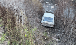 Amasya'da kontrolden çıkan bir otomobil çayın kıyısına uçtu