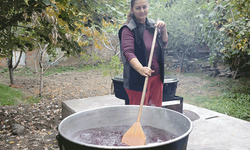 Bilecik'te yarım asırdır yapılan hurma pekmezi değerlenecek