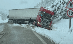 Bolu'da yağıştan dolayı kayganlaşan zeminde kontrolden çıkan tır trafiği kapattı