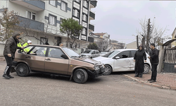 Bursa'da iki otomobil birbirine girdi: 2 yaralı