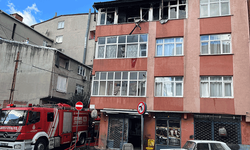 İstanbul'da bir apartmanda çıkan yangında daire kullanılamaz hale geldi