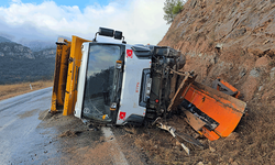 Karabük'te tuzlama aracı devrildi: 2 kişi yaralandı