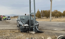 Konya'da ehliyetsiz sürücü elektrik direğine çarptı: 4 kişi yaralandı