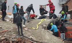 Malatya'da yıkım esnasında enkaz altında kalan operatör kurtarıldı