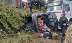 Manisa'da bir otomobil kontrolden çıkarak refüjden aşağı uçtu: 1 yaralı