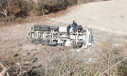 Manisa'da freni boşalan beton mikseri araziye devrildi: Sürücüsü yaralandı