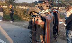 Sakarya'da ağaca çarparak devrilen araç kağıt gibi ezildi