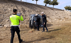 Şanlıurfa’da otomobil şarampole yuvarlandı