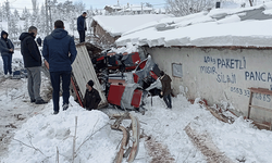 Tokat'ta bir tır evin bahçesine devrildi: Şoför yaralandı