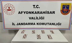 Afyon'da jandarmadan suçüstü: 98 adet hap ele geçirildi