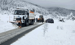 Afyon'da karla mücadele kapsamında çalışmalar aralıksız devam ediyor