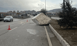 Afyon'da yola savrulan mermer bloklar sürücülere zor anlar yaşattı