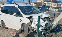 Ağrı'da bir otomobil elektrik direğine çarptı: 3 yaralı