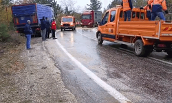 Bartın'da yola dökülen balık yağı trafiği karıştırdı