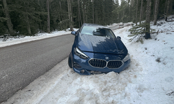 Bolu'da lüks otomobil kontrolden çıkarak kara saplandı