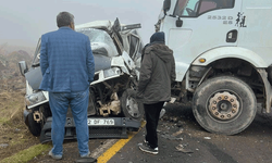 Diyarbakır'da kamyon ile minibüs çarpıştı: 1 ağır yaralı