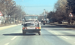 Eskişehir’de otomobilin bagajındaki yüklerle trafiği tehlikeye attı