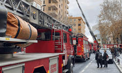 İstanbul'da 8 katlı binanın çatısı alev alev yandı